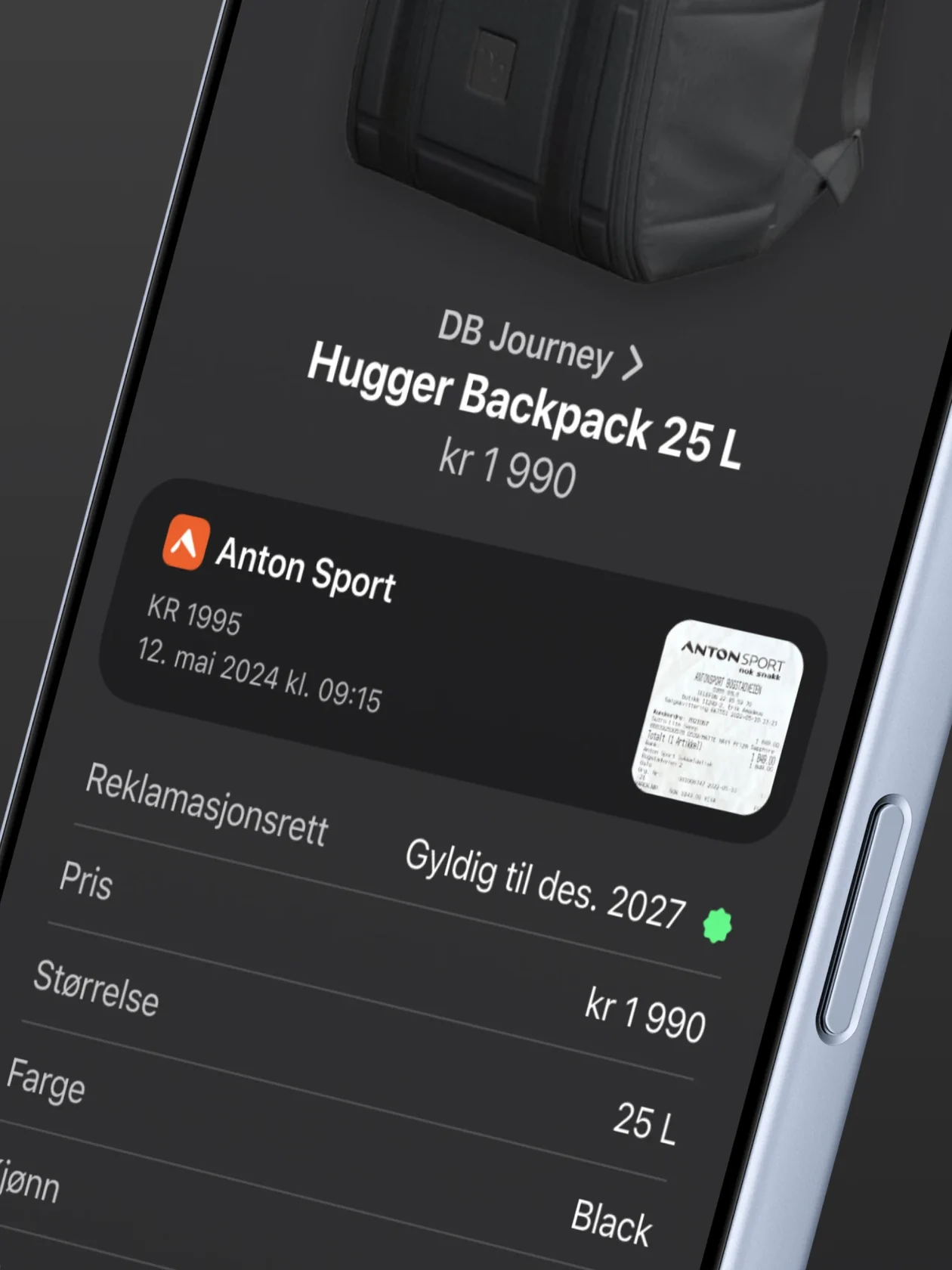 En telefon viser tingsiden for en DB Journey-ryggsekk, med raden «Reklamasjonsrett — Gyldig til des. 2027»